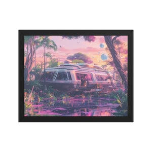 Op de afbeelding: Een futuristisch, wit, treinachtig voertuig staat geparkeerd in een weelderig, tropisch bos. Het voertuig heeft grote ramen en een open deur, waardoor een glimp van het interieur te zien is. Het bos is gevuld met hoge bomen en een waterpartij die de roze en blauwe lucht reflecteert.