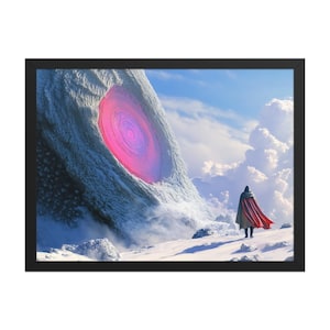 Pode incluir: Impressão artística emoldurada com uma paisagem surrealista. Uma figura com uma capa vermelha está em frente a um vórtice rosa rodopiante em uma montanha nevada. O céu é azul com nuvens fofas, criando uma cena dramática.