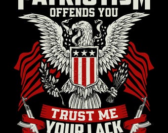 Puede incluir: Diseño gráfico negro con un águila americana, escudo y banderas rojas. El texto dice: "Lo siento si mi patriotismo te ofende. Créeme, tu falta de columna me ofende más." El diseño incluye rifles y cintas.