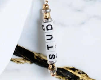 Hangoorbellen van gemengd metaal met STUD | Opstand in plezier | Zwarte queermode | Handgemaakte LGBTQIA+ sieraden | STUD Pride | Aanpasbaar cadeau