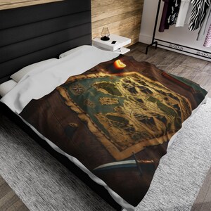 Può includere: Un letto bianco con una federa stampata con una mappa marrone e beige. La mappa presenta isole, montagne e una bussola. Una candela è accesa sulla federa.