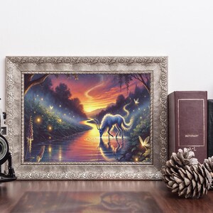 Könnte beinhalten: Ein gerahmter Druck eines Fantasy-Landschaftsbildes mit einer weißen, ätherischen Kreatur, die aus einem Fluss trinkt. Die Szene spielt bei Sonnenuntergang mit einem leuchtenden Himmel und einem Wald im Hintergrund.