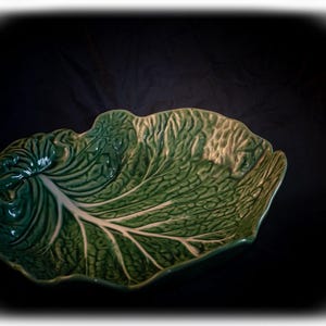 Stor vintage Bordallo Pinheiro Kålblad Serveringsfat 28 cm Portugal Grön Majolica Rustik bondgårdsinredning Cottagecore Kök