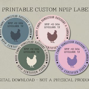 Puede incluir: Cuatro etiquetas NPIP personalizadas imprimibles redondas de 5 cm con una silueta de pollo. Cada etiqueta tiene un fondo de color diferente: azul, rosa, verde y morado. El texto incluye "Mojo Farms Homestead Hatchery & Garden".