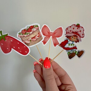 Vintage Charlotte aux fraises Cupcake & Cake Topper - Décoration du premier anniversaire de petits fruits - Lot de 24 Cupcakes + Fraises « 1 » Cake Topper