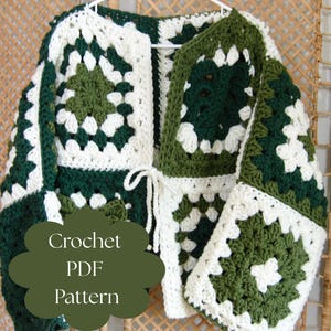 Puede incluir: Chaqueta de ganchillo hecha a mano con un patrón de cuadrados de la abuela. La chaqueta presenta una combinación de colores blanco, verde oscuro y verde oliva. El texto "Crochet PDF Pattern" se muestra en la imagen. La chaqueta tiene mangas largas y cierre de lazo.
