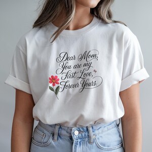 Camiseta unisex teñida con la frase "Querida mamá, eres mi primer amor", remera vintage con carta de amor para mamá, regalo sentimental para el Día de la Madre, colores cómodos