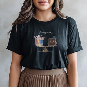Einkaufen gegen Brieftasche T-Shirt, lustiges Komfortfarben-T-Shirt, Einkaufstherapie-Shirt, niedliches handgeschriebenes grafisches T-Shirt