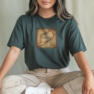 T-shirt carte de Prythie, t-shirt de cartographie vintage, chemise de carte fantaisie antique, vêtements livresques couleurs confort