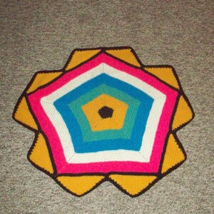 Pentagon Crochet Afghan, Small Geometric Throw, Multi Colored Rainbow Blanket afbeelding 2