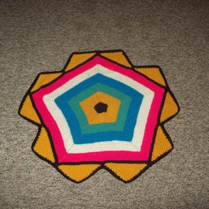 Pentagon Crochet Afghan, Small Geometric Throw, Multi Colored Rainbow Blanket afbeelding 6