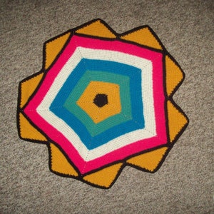 Pentagon Crochet Afghan, Small Geometric Throw, Multi Colored Rainbow Blanket afbeelding 4