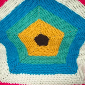 Pentagon Crochet Afghan, Small Geometric Throw, Multi Colored Rainbow Blanket afbeelding 3