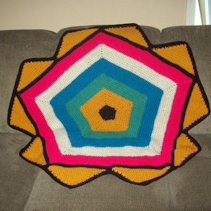 Pentagon Crochet Afghan, Small Geometric Throw, Multi Colored Rainbow Blanket afbeelding 1