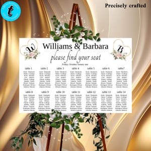 Pode incluir: Um mapa de lugares para casamento com fundo dourado e detalhes florais. O mapa lista as mesas de 1 a 14 com os nomes dos convidados para cada mesa. O texto no topo diz "Williams & Barbara por favor encontrem seus lugares Sexta-feira, outubro, vinte e um."