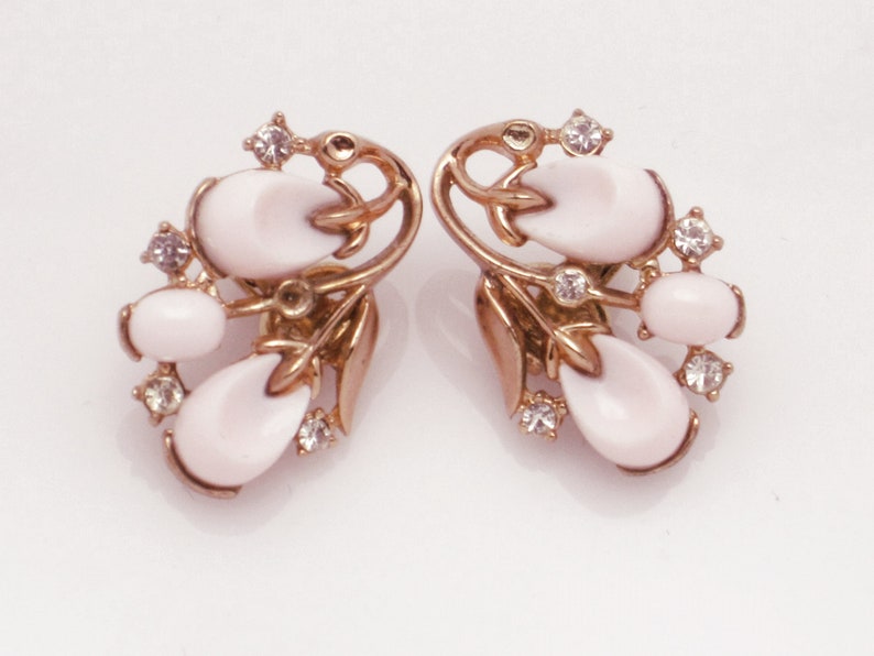 Vintage CROWN TRIFARI Pebble Beach Pink Brooch and Earrings Set