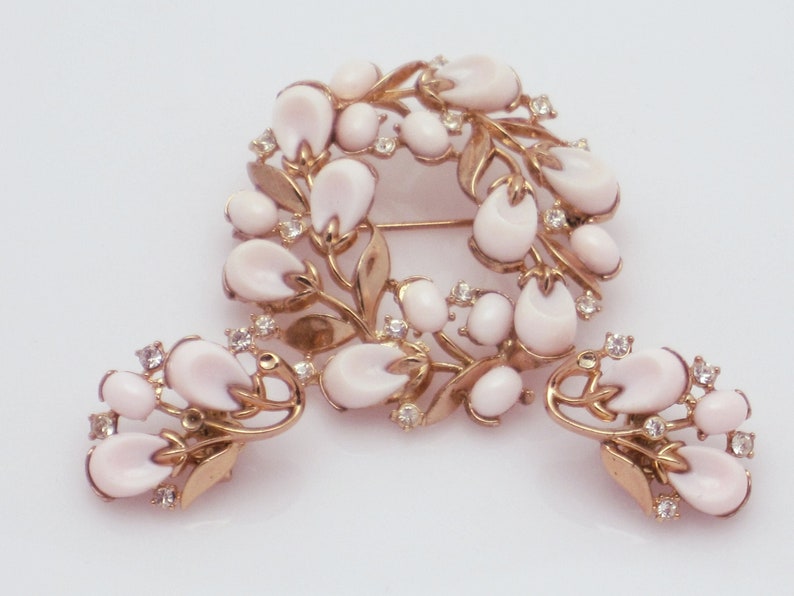 Vintage CROWN TRIFARI Pebble Beach Pink Brooch and Earrings Set