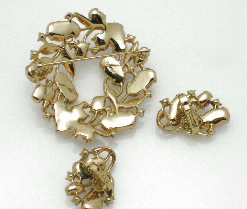 Vintage CROWN TRIFARI Pebble Beach Pink Brooch and Earrings Set