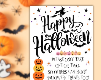 Pode incluir: Uma placa branca de Halloween com a inscrição preta "Happy Halloween". A placa apresenta uma bruxa em uma vassoura, morcegos, estrelas e abóboras. O texto abaixo diz "Por favor, leve apenas um ou dois. Para que outros também possam desfrutar de guloseimas de Halloween!"