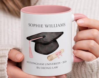 Taza de graduación personalizada / Taza de graduación rosa personalizada para niñas, con birrete rosa y detalles de pergaminos. Regalo de graduación para ella.