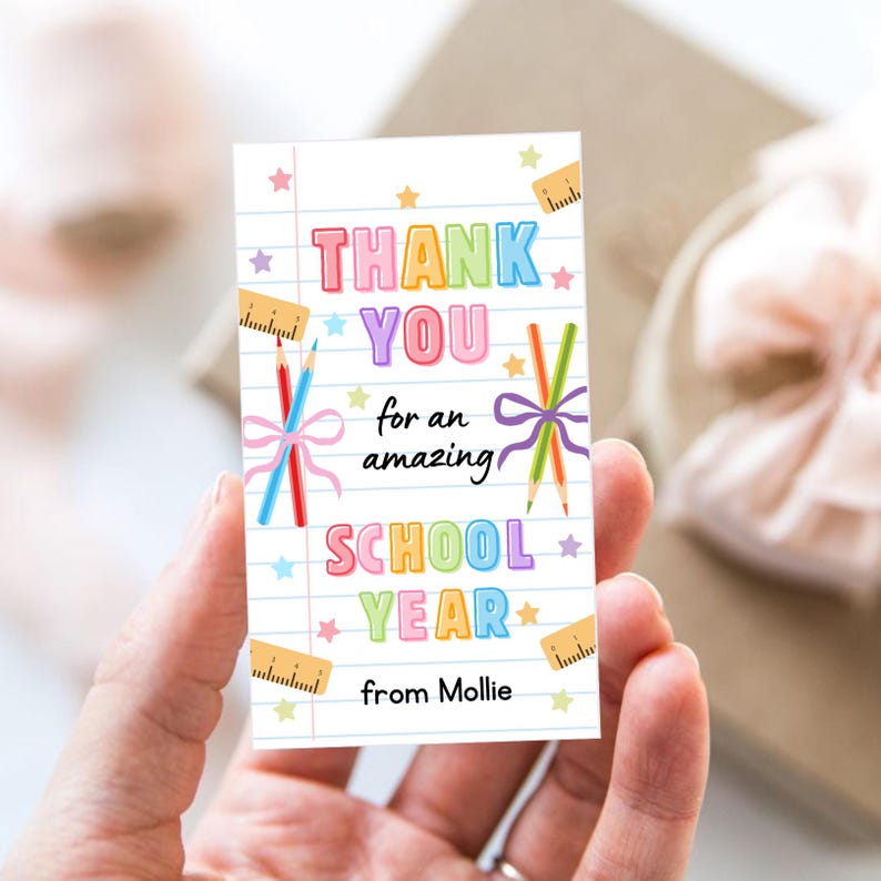K&ouml;nnte beinhalten: Eine rechteckige Dankeskarte mit dem Text "THANK YOU for an amazing SCHOOL YEAR from Mollie." Die Karte zeigt farbenfrohen Text, Bleistifte, B&auml;nder, Lineale und Sterne auf einem linierten Papierhintergrund.