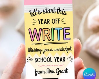 Op de afbeelding: Een rechthoekige kaart met een potloodontwerp. De kaart bevat de tekst "let's start this YEAR OFF WRITE" in verschillende kleuren. Daaronder staat "Wishing you a wonderful SCHOOL YEAR from Mrs Grant."