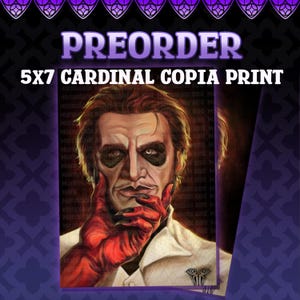 Op de afbeelding: Een 5x7 cm print met een portret van Cardinal Copia. De afbeelding toont een man met een bleke huid, donkere oogmake-up en rode handschoenen. De print heeft het woord "PREORDER" bovenaan.