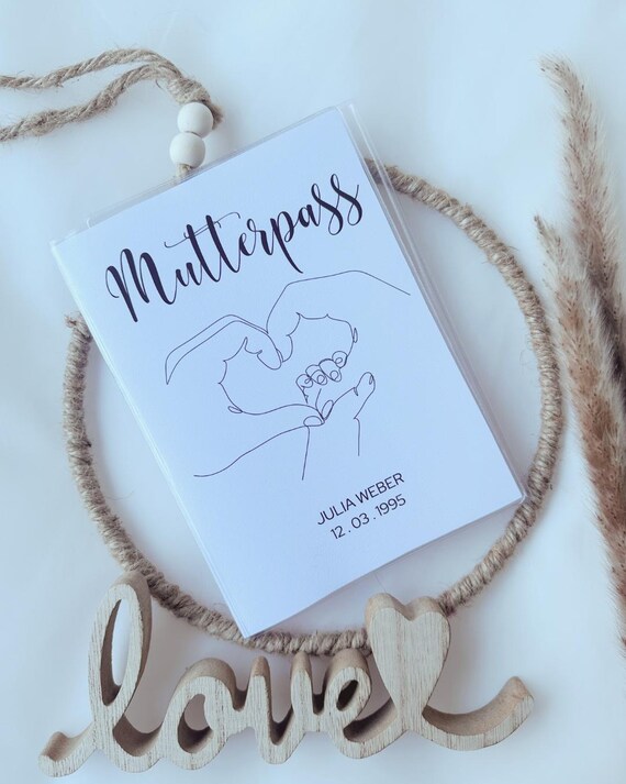 Mutterpasshülle personalisiert - Geschenkidee zur Schwangerschaft - Mutterpass Hülle inkl. Zusatzfach - Hearty Hands