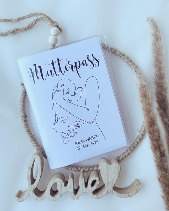 Mutterpasshülle personalisiert - Geschenkidee zur Schwangerschaft - Mutterpass Hülle inkl. Zusatzfach - Holding Baby