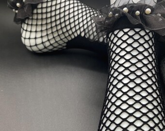 Socquettes noires fabriquées à la main en résille | Manchette à volants en perles, Coquette Fashion
