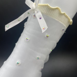 Calcetines de malla brillante hechos a mano: transparencias glamurosas para cualquier ocasión.