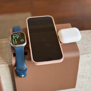 MagSafe trådlös laddningsstation kompatibel med Lovesac Sactional för vinklade sidor | Hållare för Apple TV-fjärrkontroll och platt förvaringsbricka