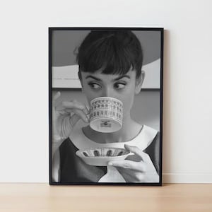 Audrey Hepburn Canvas Art - Breakfast at Tiffany&#39;s Black & White Poster - Elegant Framed Wall Decor - Classic Movie Gift for Fans
