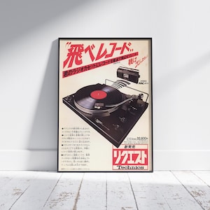 Puede incluir: Un póster vintage que anuncia un tocadiscos Technics. El póster presenta un tocadiscos negro y plateado con un disco rojo en el plato giratorio. El texto del póster dice "Fly Records" y "Technics".