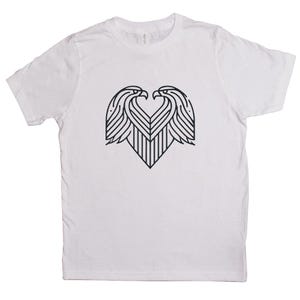 Puede incluir: Camiseta blanca con un dibujo de línea negra de dos águilas formando una forma de corazón.