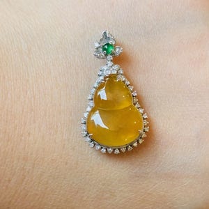 18K Solid Gold Hulu Jade Pendant Necklace | Certified Type A Yellow Burmese Jadeite 18k金钻镶嵌缅甸冰黄翡翠葫芦