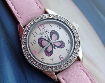 Tikkers damklocka för flickor med rosa fjärilsurtavla – kristallbezel, rosa armband, kvartsurverk