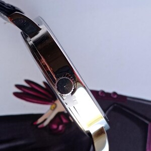 New wristwatch featuring the Union Jack (British flag) on the dial, with a black faux leather strap and silver buckle. Unused quartz timepiece, stylish and perfect for fans of British culture or punk fashion.