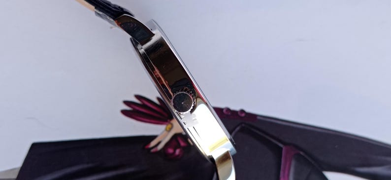 New wristwatch featuring the Union Jack (British flag) on the dial, with a black faux leather strap and silver buckle. Unused quartz timepiece, stylish and perfect for fans of British culture or punk fashion.