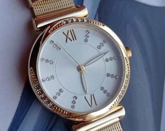 Elegant gouden dameskwartshorloge met kristallen ring en mesh band – klassiek vintage polshorloge