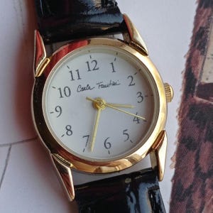 Vintage Carla Faustini Damenuhr – Elegantes goldfarbenes Gehäuse mit schwarzem Lederarmband – Made in Italy – Zeitloses Retro Quarz-Uhrwerk