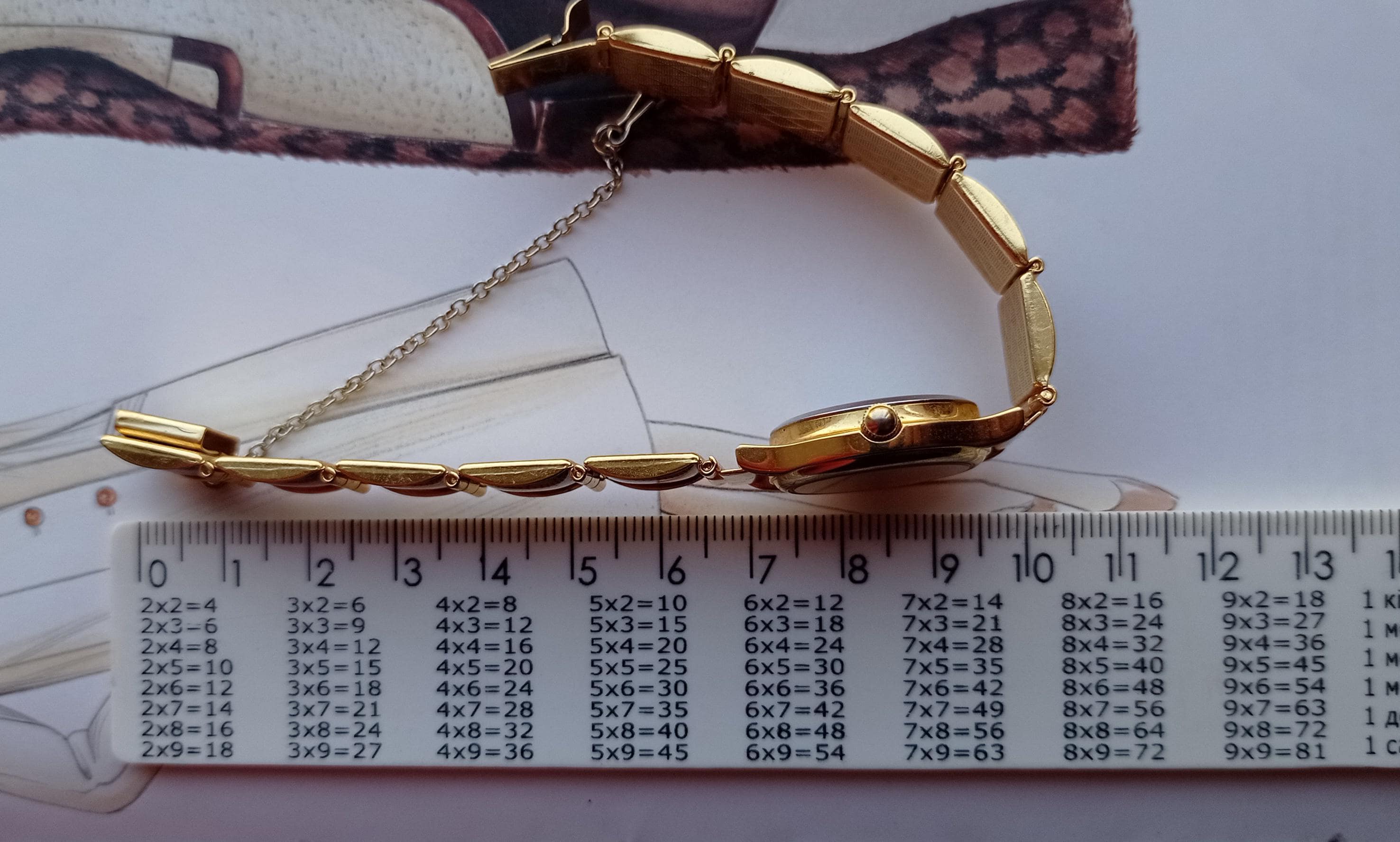 エレガントなヴィンテージレディースブレスレットウォッチ、幾何学模様のインレイ付き - 温かみのあるゴールドとレッドのトーン - ユニークなレトロクォーツ時計 - 希少で時代を超越した