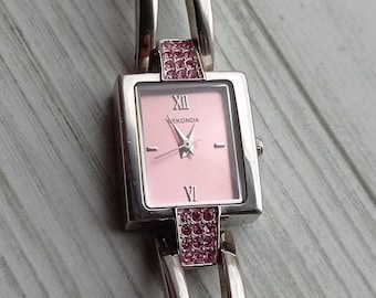 Relógio feminino vintage com mostrador rosa da Sekonda, cravejado de strass brilhantes e pulseira de malha de aço inoxidável – um presente elegante, com movimento de quartzo e estilo retrô rosa.