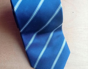 Corbata de seda vintage icónica de Savile Row: corbata azul marino con rayas blancas, estilo caballero británico.