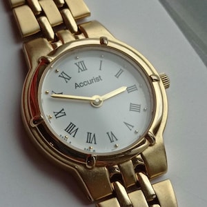 rare vintage accurist women&#39;s quartz wristwatch in gold tone with roman numerals – elegant 1980s classic bracelet watch for small wrist