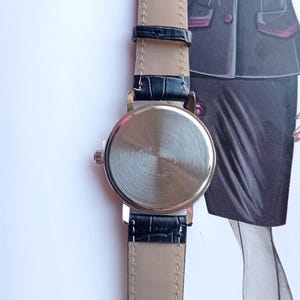 New wristwatch featuring the Union Jack (British flag) on the dial, with a black faux leather strap and silver buckle. Unused quartz timepiece, stylish and perfect for fans of British culture or punk fashion.