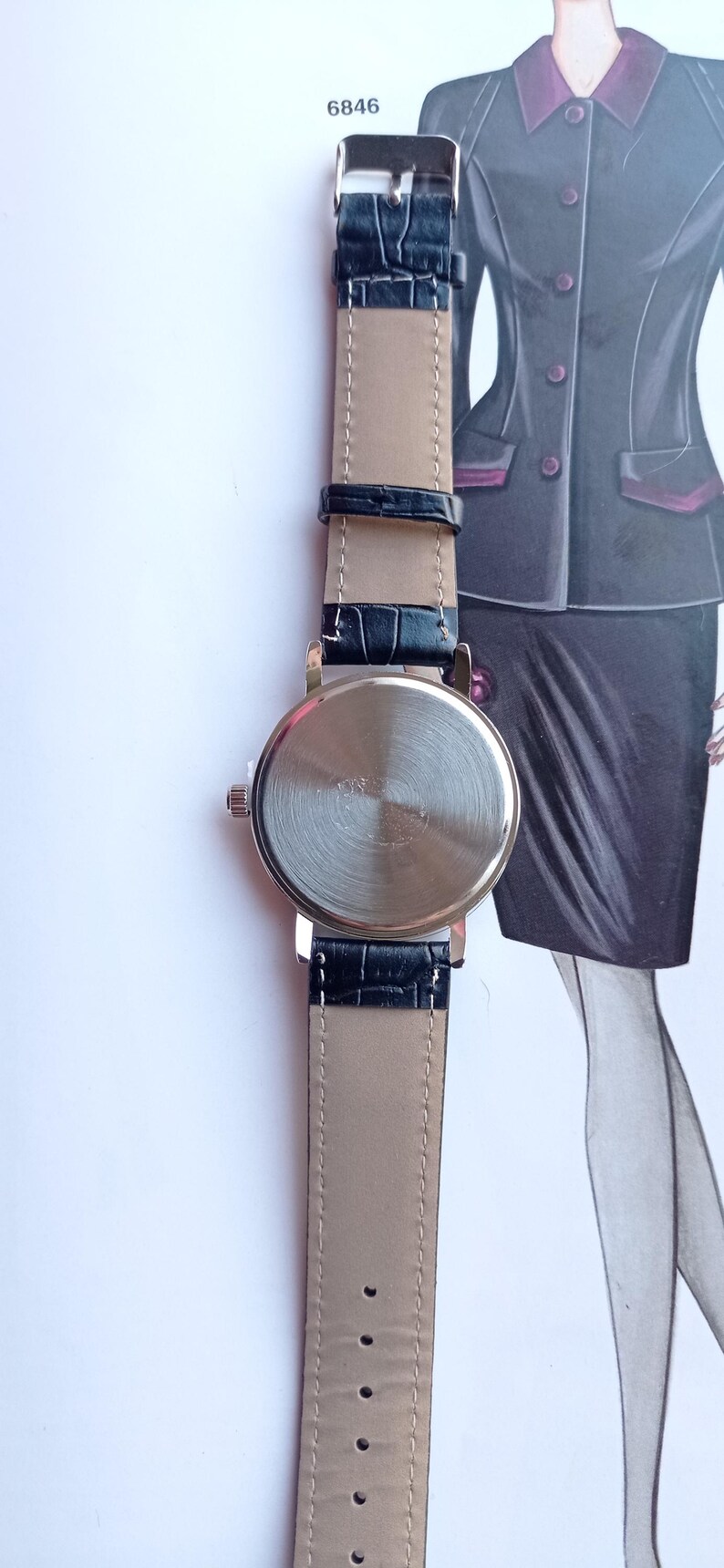 New wristwatch featuring the Union Jack (British flag) on the dial, with a black faux leather strap and silver buckle. Unused quartz timepiece, stylish and perfect for fans of British culture or punk fashion.
