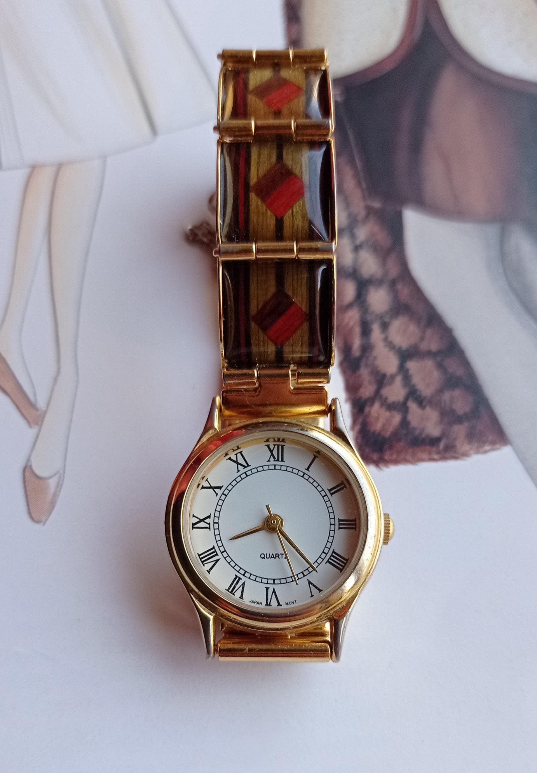 エレガントなヴィンテージレディースブレスレットウォッチ、幾何学模様のインレイ付き - 温かみのあるゴールドとレッドのトーン - ユニークなレトロクォーツ時計 - 希少で時代を超越した