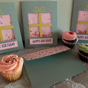 Cartes d'anniversaire - gâteau, part de gâteau, cadeau, bougies