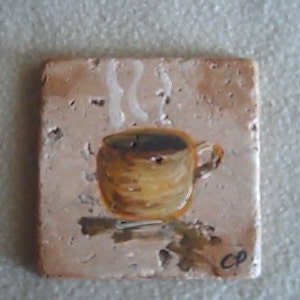 K&ouml;nnte beinhalten: Eine braune und beige Keramikfliese mit einem gemalten Bild einer Kaffeetasse mit aufsteigendem Dampf. Die Fliese hat einen rustikalen Look und die Tasse ist realistisch gemalt. Die Fliese ist mit "CP" signiert.